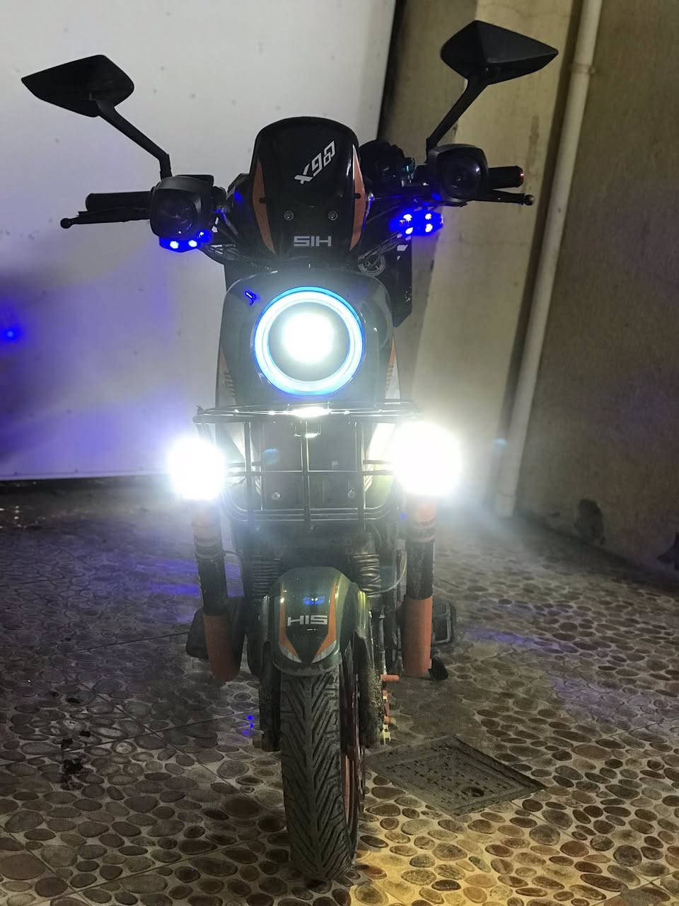 سلام عليكم دراجة شحن x900لبيع كلشي ما بيهة ولا ناقصهة و خمس بطاريات و مكاني ديالى الخالص  السعر 550 و بيهةمجال كلش و التواصل ***********
