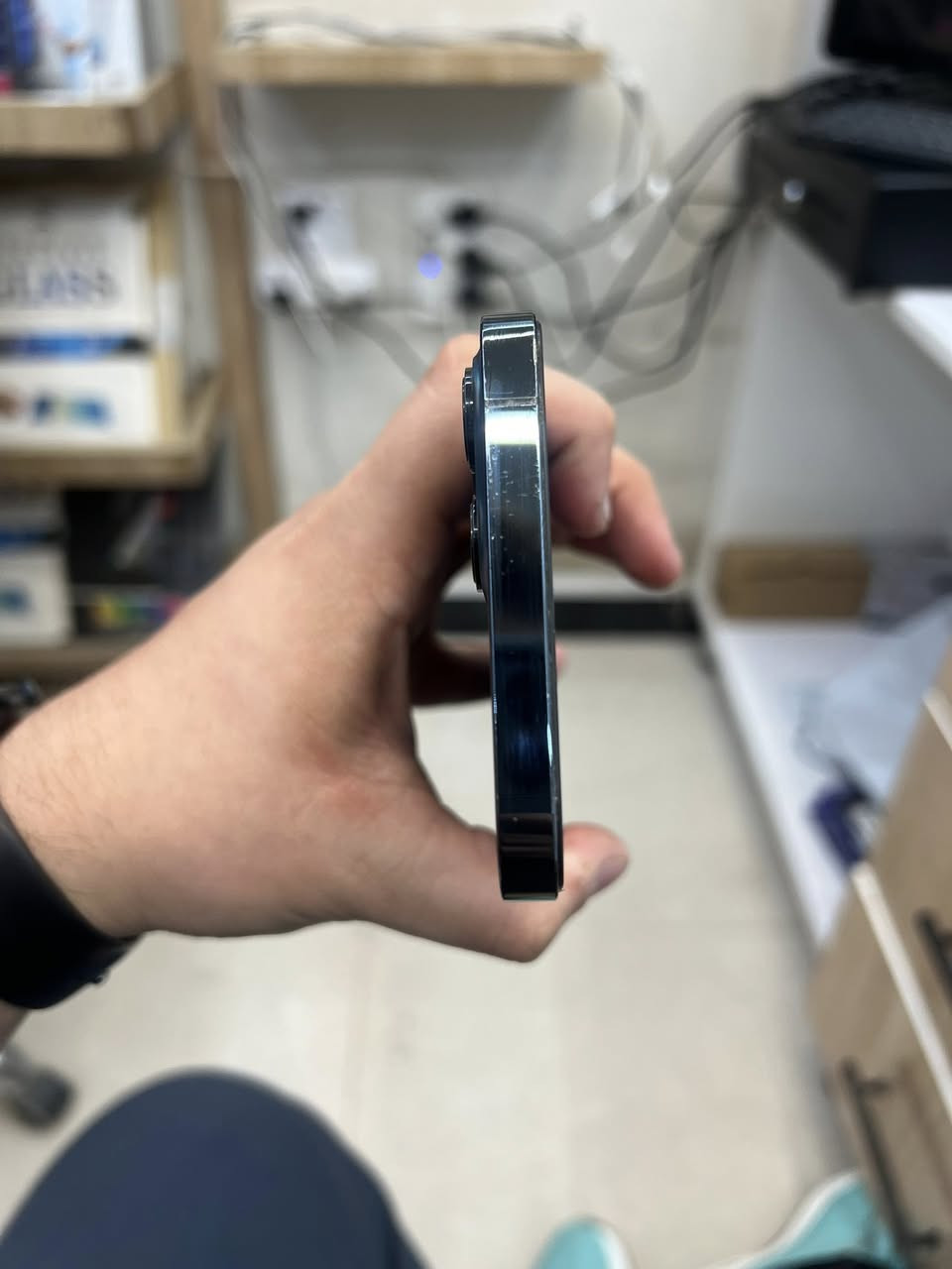 12 Pro max 
الذاكرة 512
البطارية 77%
الجهاز مستبدل بي شاشة وبيها ضربات ما مأثرة على اللمس اذا تريدة على هاي الشاشة ب400,000
واذا تريد استبدله شاشة اصلية اولد 460,000
واضمن الك انو الجهاز ما مستبدل بي غير الشاشة
العنوان بغداد شارع فلسطين
***********
