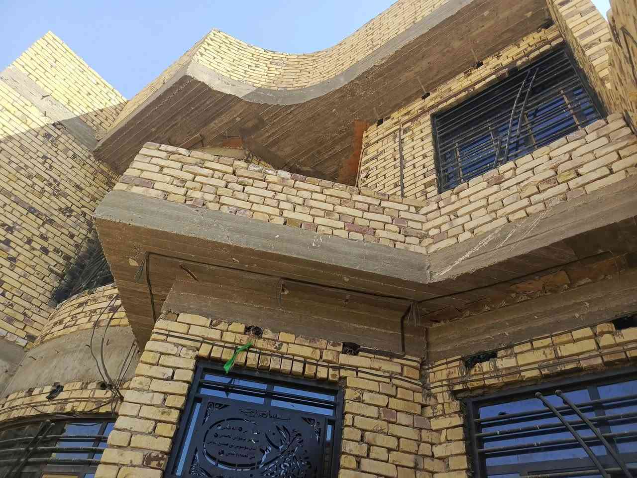 للبيع بيت 100م طابقين طابو صرف
بناء طابوك أساس وسطح صب كونكريت 

ركن مدرسه فيصل دلول ع شارع عام 

الطابق الاول استقبال 7 في 4 صاله 7 في 4 مطبخ 6 في 4 كليدور مكشوفه صحيات 

الطابق الثاني غرفه سويت 7 في 4 غرفه مطله ع البلكونه 6 في 4 صاله 7 في 4 

البيت محجوز ل مصرف الاسكان مطلوب 45 مليون تسديد شهري القصد الشهري 279 الف 

السعر ب 60 وبيه مجال والسلفه وره اليشتري 

***********
