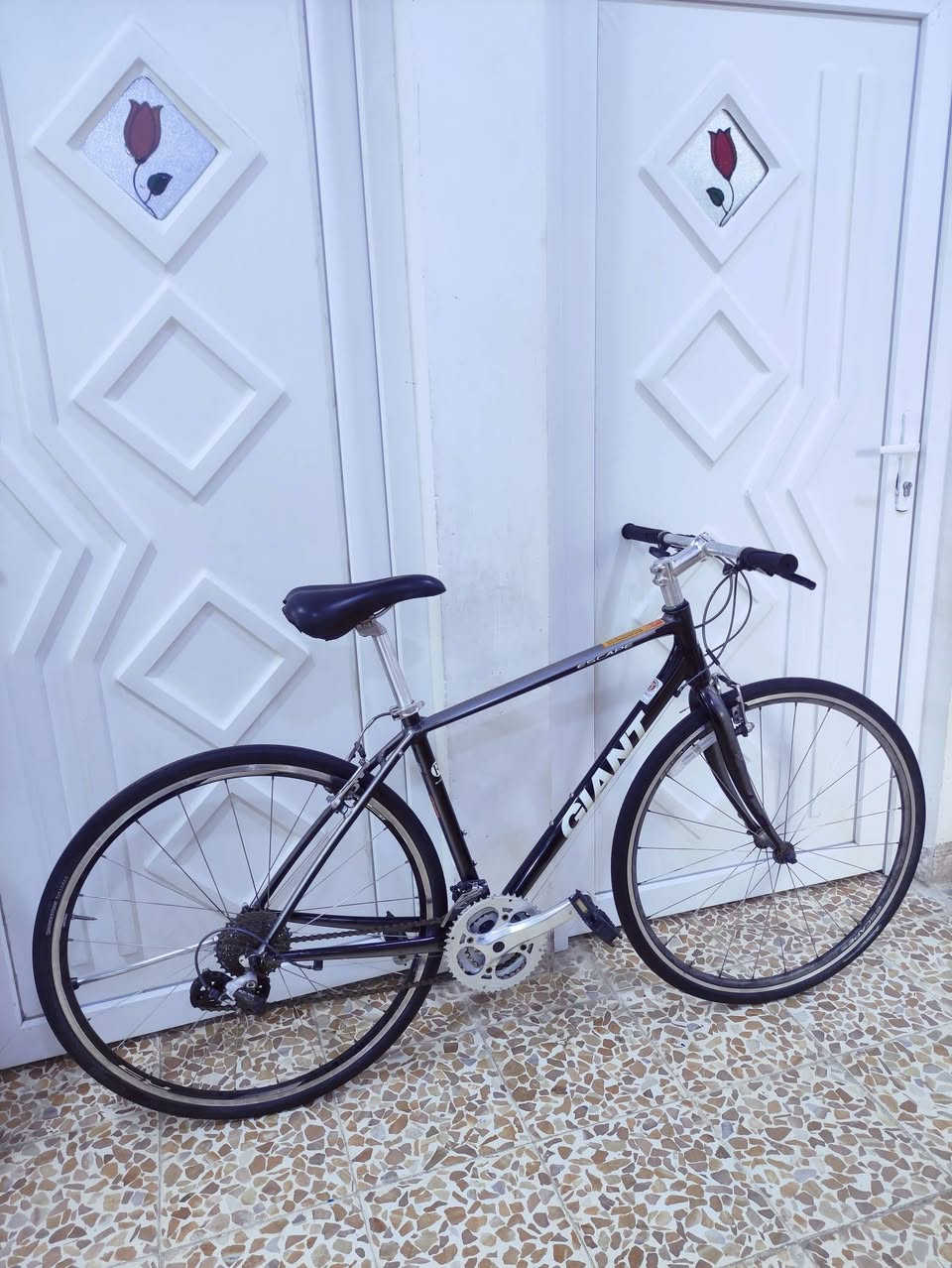 السلام عليكم
دراجه ماركة #GIANT_ESCAPE  جيانت اسكيپ العالميه ماركه 

غنيه عن التعريف صنع اصلي اورجنال MADE IN JAPAN🇯🇵

لون مميز جدا سلڤر واسود ميتاليك مطعم بصدفي 

حجم 28 (C700) فوول ألمنيوم خفيف جدآ فول انسيابي وسرعة

لشه مضلع موديل حديث ...سستم شيمانو كامل سيت شيمانو 

آلتوس #SHIMANO_ALTUS ...بدالات السرعه 8X3 سحب دفع

#شاشه_حديث ....بريكات V_BRAKE بالمكان حتى الفحمات 

مختوم تيكترو TEKTRO ...وياله زووم طبقتين مختوم GIANT

مصصمة لتحمل الاوزان الثقيلة والطسات #DOUBLE_WALL

ومزود بويل خلفي بولبرين فئة RS شيمانو سبيد رود سريع جدا

تايرات كتان اصليه  مختومة اصليه ...سرج طبي اصلي مع دبل  بلسرج لتخفيف الطسات 

ستيرن نفخ حديث ستانس...كامبليونات سلايت وياله وسرج 

وبالحقيقه احلى من الصور بهواي بلأخص اللون 🔴

🔴الدراجة قطعه مال حاوية غير مستخدمه داخل العراق
     مامبدل بيها برغي على وضع الشركه بلاد ..ختم واحد
     ليبل واحد حتى المطارة مختومة #GIANT
      بدون اي نقص كامله وجاهزه 100٪ 

المكان موصل الجانب الايسر....السعر 200 (ثابت_قفل)

يوجد توصيل بغداد وجميع المحافضات العراقية 

رقمي ***********
