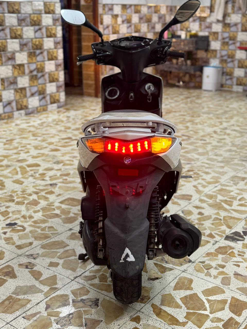 سلام عليكم للبيع دراجه سكنس لد لون لبيض الأصلي دراجه جديده مال رمبه مكينه  اذا برغي مفتوح ترجع بعد الاصلي نوزل خطين طلاعات اوراق كامله دراجه جديده مال رمبه مكفوله كفاله عامه شلعه معدل خير من الله شرط علفحص اذه مفتوحه ترجع مكان بغداد الكرخ الصالحيه السع900 وبيهه  مجال مستعجل على بيعتهه والاستفسار الاتصال***********
