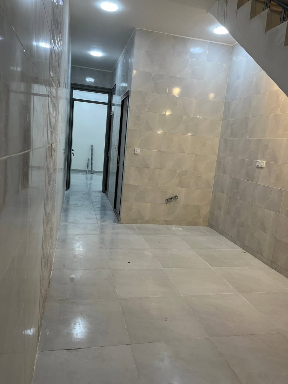 مشتمل جديد للبيع
مشتمل مساحة ٦٠ متر
واجهة ٣ نزال ٢٠
بناء حديث ودرجة اولى 
٣ غرف نوم + صالة + مطبخ
+صحيات فوك وجوا
العنوان حي سومر  شارع عرض ٨
السعر ١٨٠ قابل للتفاوض
للاستفسار ***********
