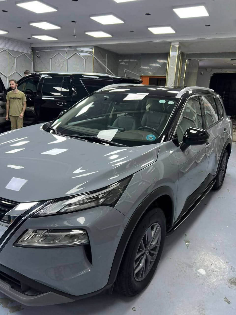 السلام عليكم 
 نيسان اكستريل موديل2023 خليجي شركة السور داخل الضمان بعدها  7 راكب  فور ويل درايف ماشية37 الف كيلو رقم اربيل  كشنات جلد تحويل ثاني يوم سيارة باسمي مواصفات اشاير بالمري  شاشة كبيرة   sv سياره نظيفة جدا  
7 راكب 
دوسات صعود
تو كلر اسود وسمنتي 
وبقية المواصفات معروفة الsv 
ملاحضات بيها شخط صغير كلش في باب السائق 
بعده ضمن الضمان وسنة ونص تبديل دهن وفلاتر مجاني *********** بغداد, العراق
