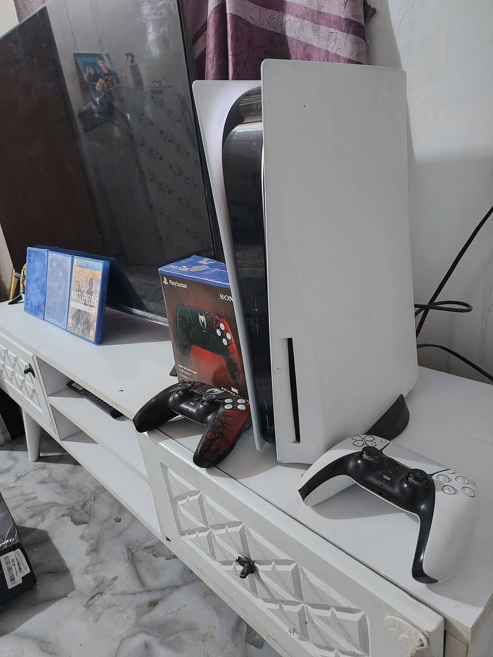 بلي 5 نضيف جدا لا مصلح ولا مفتوح
جويستكات ثنين وياه 
وقرص فيفا ٢٣ 
وقرص بتل فيلد ١
و GTA 5
وقرص بيس ٢١ ابيعه وحدة مو وي الجهاز 
السعر ٦٥٠ الف وبي مجال 
والبيس ٩٠ الف


**إذا كنت صاحب هذا الإعلان وتريد حذفه لأي سبب، رجاءا أرسل رسالة إلى الدعم الفني**