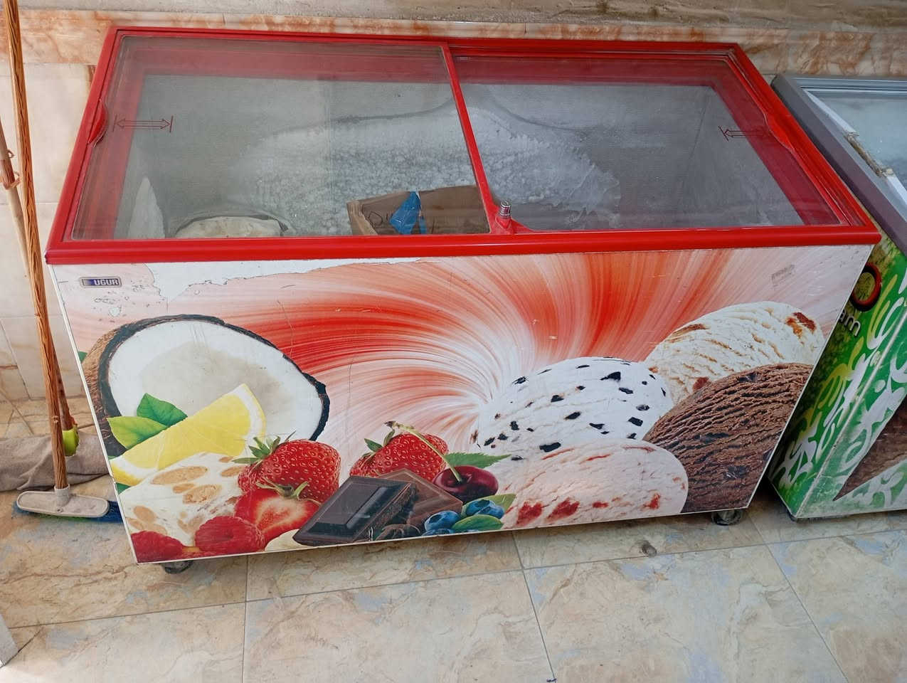 السلام عليكم عندي مجمدات وبرادات عمودية ورفوف محل للبيع للاتصال ع الرقم***********
