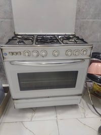 طباخ مصري للبيع مستعمل شغال مع فرن وشوايه بسعر ١٠٠الف للاتصال 07737977...