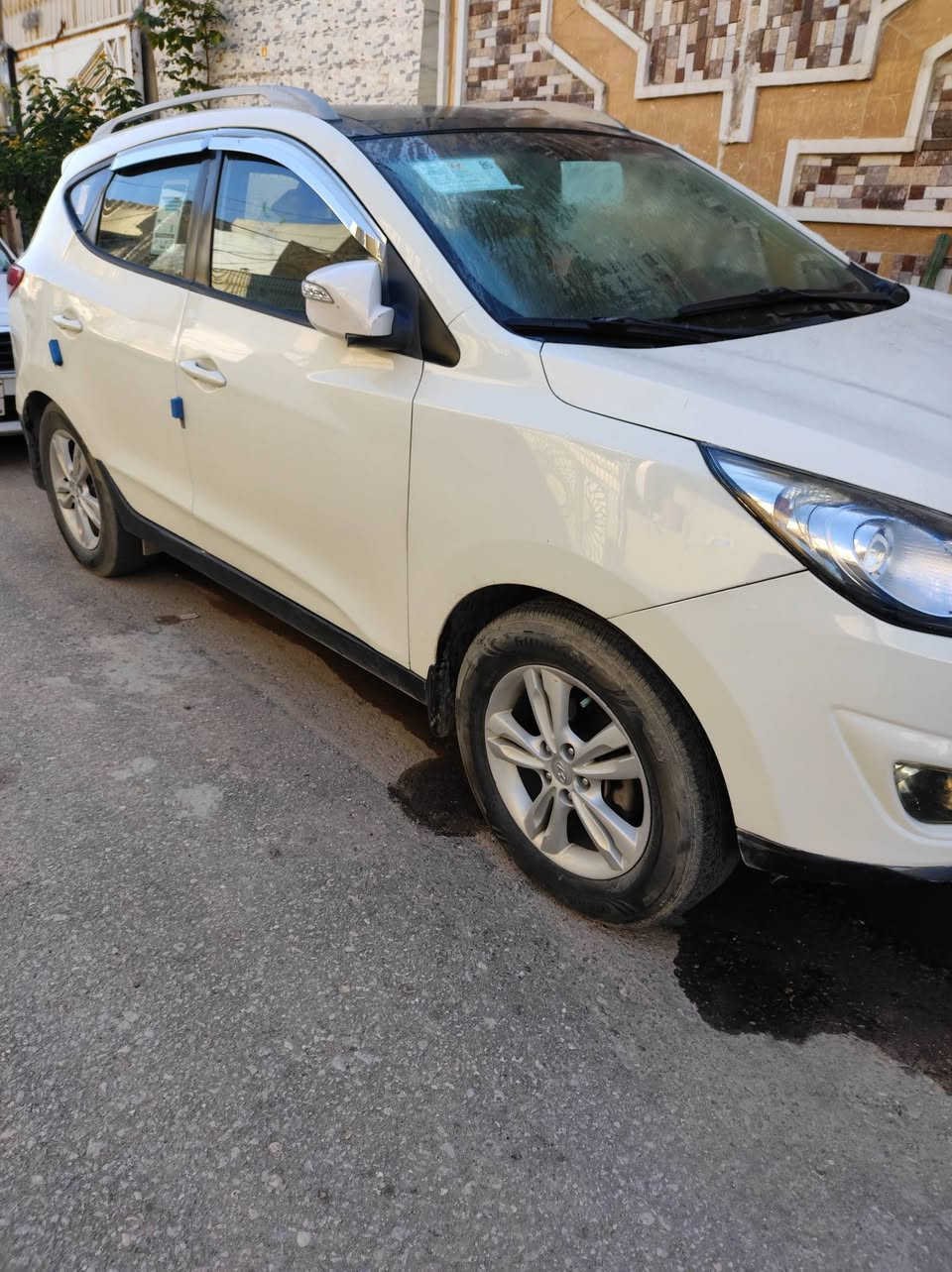 توسان 2011 
بانوراما 
فول عدا البصمة
حساسي خلفي 
كاميرا + شاشة
تبريد ثلج 
كير و مكينة كفالة
صبغ حزام 
وضربة بالصندوق 
رقمي بغداد باسمي مداور ثاني يوم
130 وبيها مجال حك الجية 
***********
