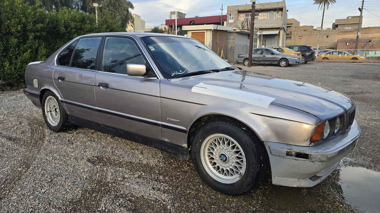 السلام وعليكم احبتي السعر 48بي مجال
‏Bmw  لون رصاصي   

 525 اصل فصل 

موديل91 بلاد 

رقم اربيل جديد دولي    وكاله عامة محرك مسكر 

كير اوتو ماتيك تبريد

السيارة جاهزة مابيهه نقص

4 تايرات جديده

حدادية ورا وكدام بشرط

كير محرك جديد مكفول 

تحويل ثاني يوم 

***********
مكان السياره ديالى خانقين

