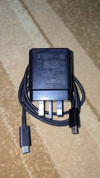 شاحنه سامسونج اصلية مستعمله اقل الشهر شركه عين الفهد شحن سريع جدا 45 و...