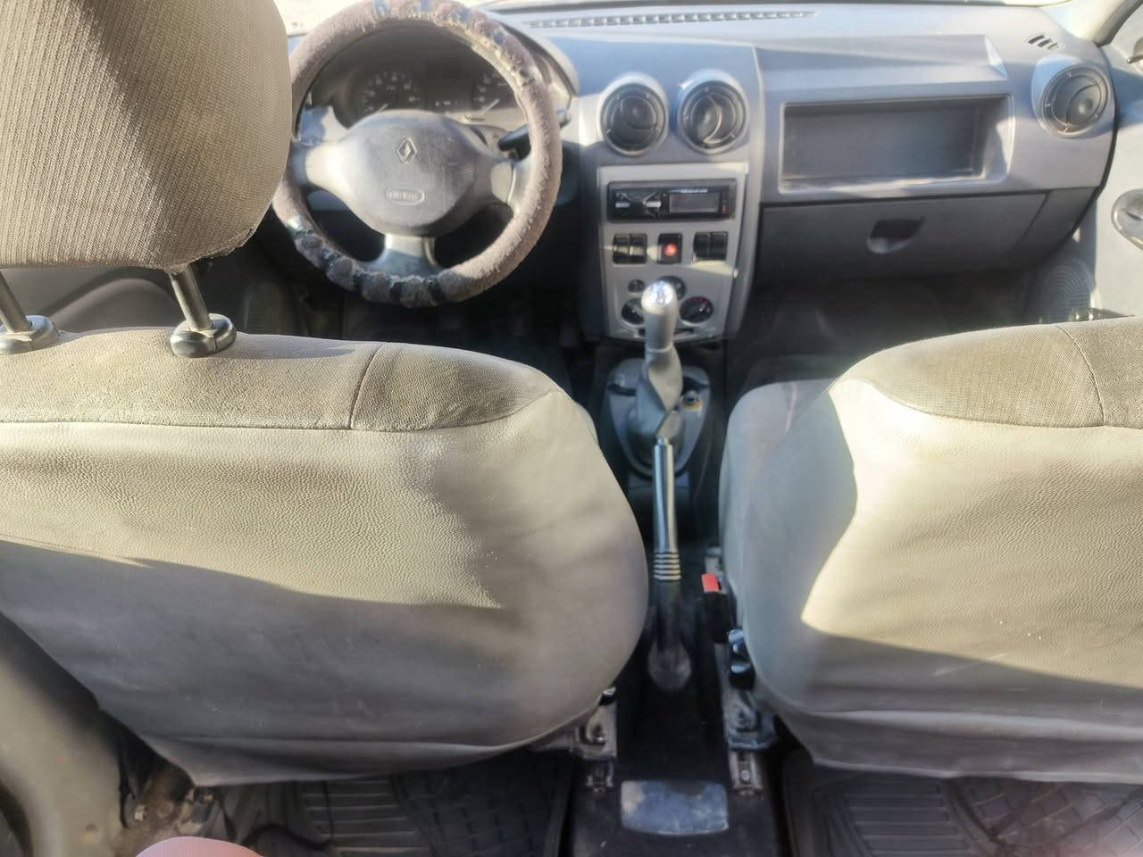 السلام عليكم
سيارة رينو لوكان كير عادي موديل 2009 
ماشية ١٠٠ الف 
كير ومحرك بلادي كلشي ممبدل بيهن 
السنوية ساقطة 
السيارة جاهزة 
العنوان بغداد دورة... السعر ٤١ وبيه مجال بسيط 
الرقم ***********واتساب
