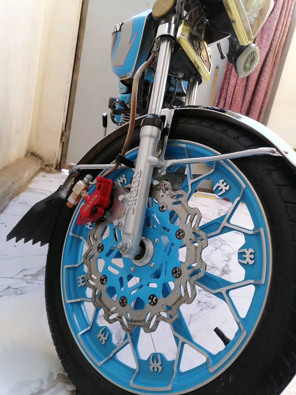 دراجة نارية موديل سيف, سعة المحرك 200cc. الدراجة تحمل اللون الأزرق مع بعض التفاصيل باللون الأحمر. مزودة بقرص فرامل أمامي وعداد رقمي لقياس السرعة. الإطارات بحالة جيدة وداخلية الدراجة نظيفة ومجهزة بشكلٍ كامل. مناسبة للتنقلات اليومية.