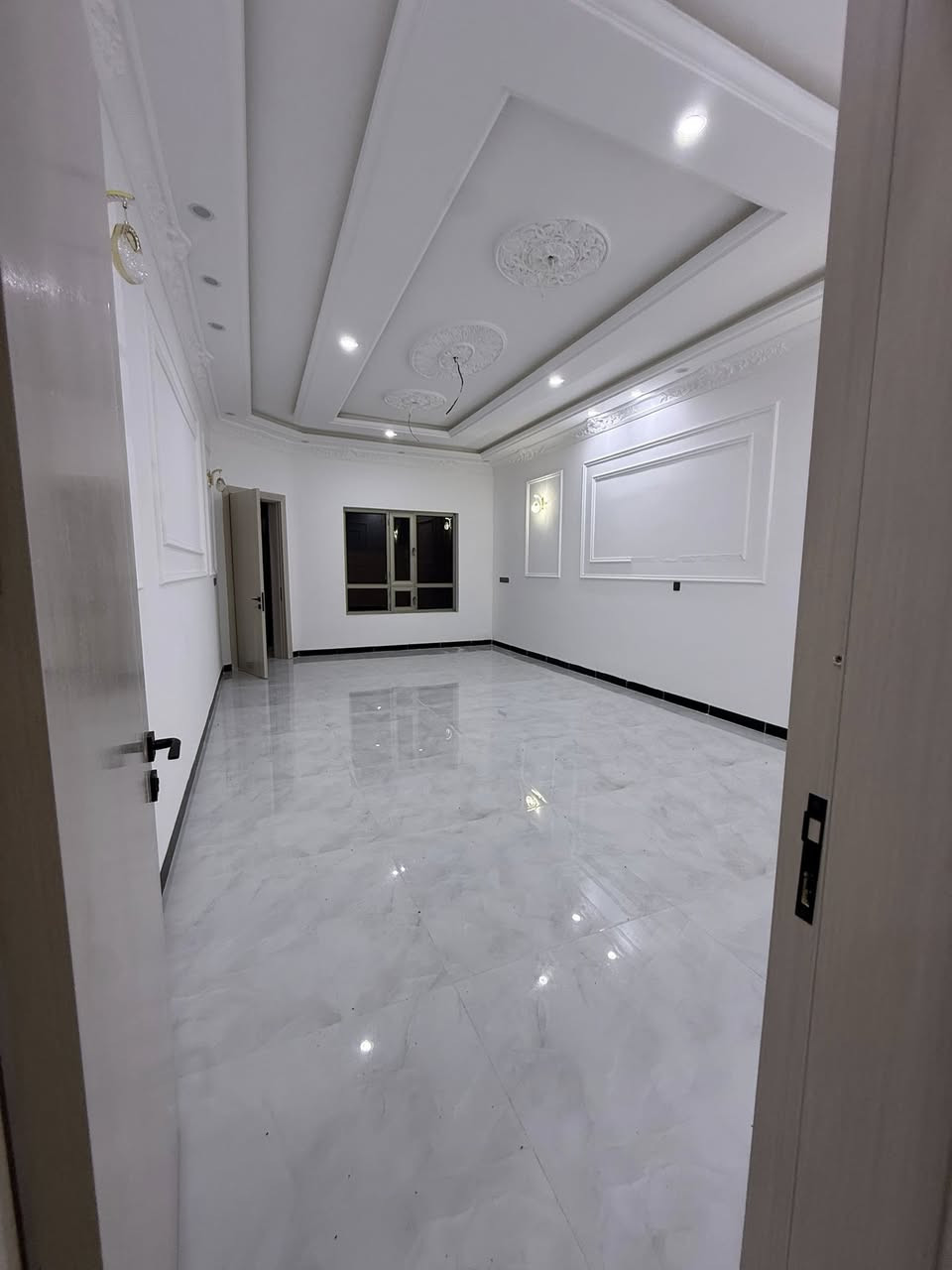 سلام عليكم متابعين مكتب دار الامان للعقار 🏠
دار للبيع بل الديوم بل ال ١٢ الف القريب مقابل محطة قطار 📍
مساحة البيت ٣٠٠م البيت فووول موصفات ✅
متكون : من استقبال ، وصالة ، ومطبخ حاره وبارد 
٤ غرفة البيت فووول مواصفات 
واجها حلان 
السعر : ٢٥٠ مليون دينار عراقي وقابل للتفواض
للاستفسار اتصال : 
***********
*********** 
عنوان المكتب : الديوم خلف السيطرة القديمة 📍🏠
