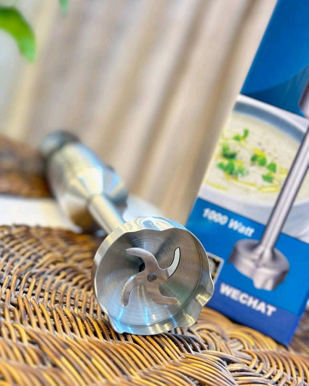 ✨ هاند بلندر أمبليوم – قوة حقيقية وتجهيز أسرع! ✨
🔹 1000 واط حقيقي يمنحك أداء قوي وسريع لخلط وتنعيم المكونات حتى القاسية منها.
🔹 ستانلس ستيل أصلي مقاوم للصدأ مع تصميم أنيق ومتين للاستخدام اليومي.
🔹 شفرات فولاذ حادة بطحن وخلط قوي وسلس بدون مجهود.
🔹 مثالي لتحضير العصائر، الشوربات، الصلصات، خلط الطعام للطفل، وخلط الكيك.
🔹 وزن مريح أثناء الاستخدام + قبضة ثابتة للتحكم الكامل.
🔹 ضمان سنة حقيقي يوفر لك أمان وثقة بالمنتج.

💥 جهاز عملي ومواصفات عالية، مناسب لكل مطبخ ويختصر عليك الوقت والجهد!

