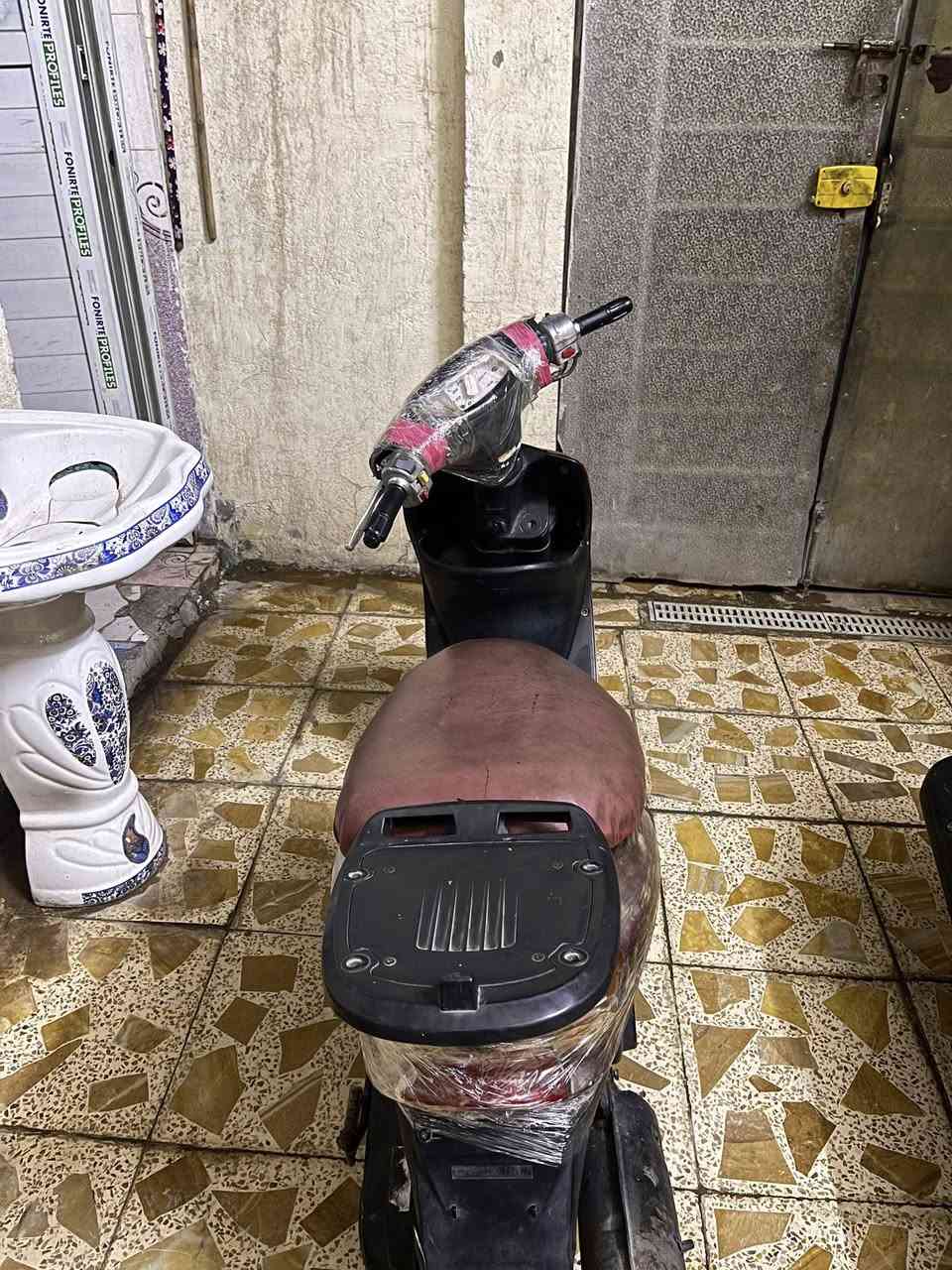 السلام عليكم دراجة عصفورية ٦٠ شغاله نگرة سلف وهندر نواقصها بس كابريتر لو تنضيف لو تبديل وترجع شلعتها الدراجة شغاله و اوراقها كاملة كلجات جدد سعرها ١٥٠ قفل مكاني بغداد نهاية حي اور واتساب ***********
