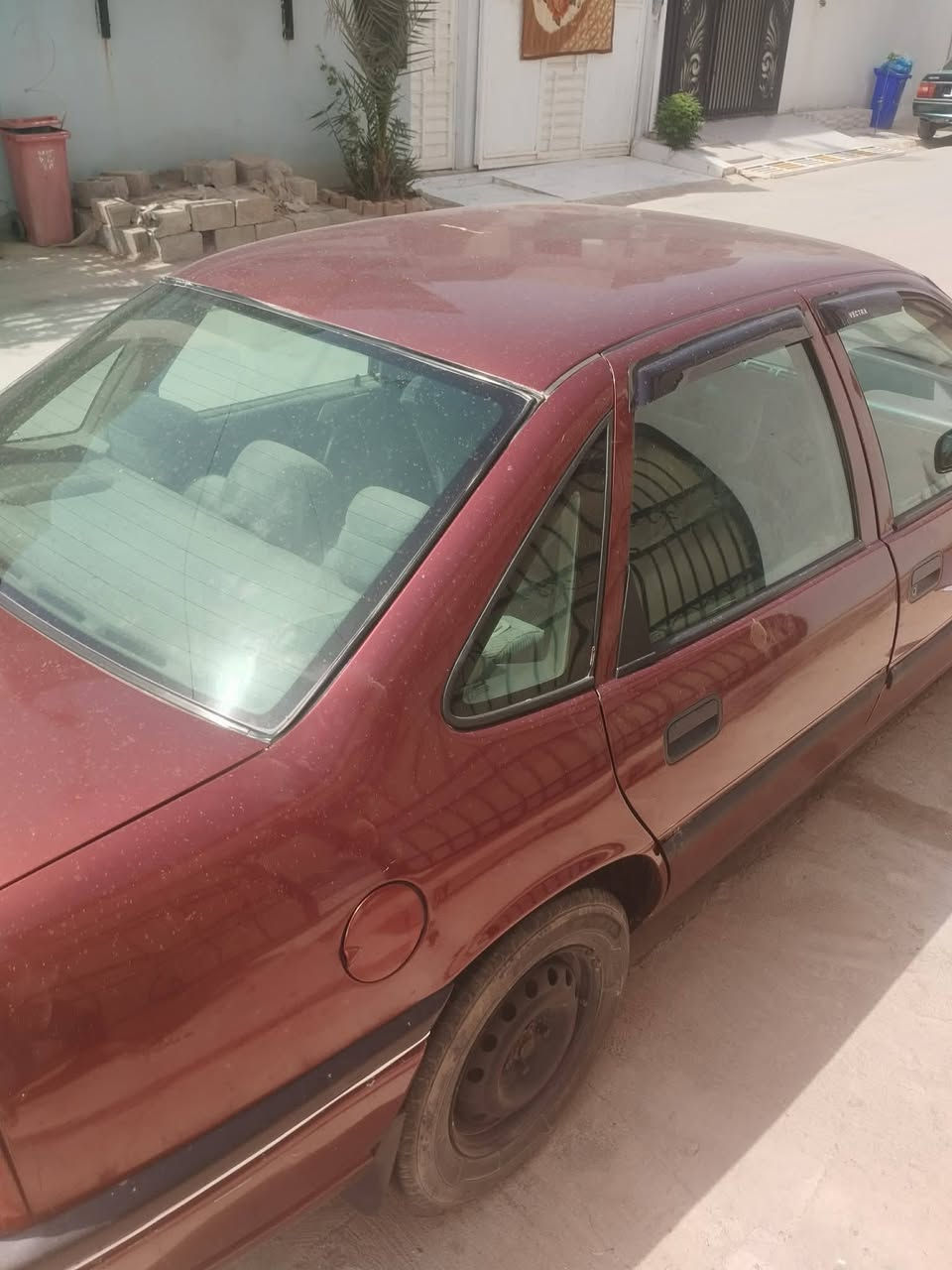 للبيع اوبل فكترة موديل 91 رقم اربيل سنوية ل 29 بطاقة بانزين بيها معجون بالجاملغ الخلفي من جهة السايق ***********
