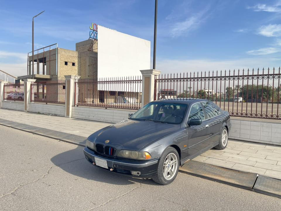 السلام عليكم للبيع او مراوس بسيارة عالية وانطي فرق
بي ام صقر موديل ١٩٩٧ حجم ٥٢٨
محرك ٢٨٠٠ بلادي بحالة جيدة
كير تبترونك بحالة جيدة
تخم ويل M
جام اوتوماتيك
سلايت طكتين 
صدر  امامي وخلفي + تخم تاير جديد بدون نقص
تبريد قطعتين  ثلج 
تدفئة شغالة
شاشة + كامرة
سنتر لوك سكيورتي أبواب + جام
غرفة كهرباء + جلد نظيفة جداً
بردة خلفية كهرباء بلاديه
سيدي جنجر
باتري جديد
منظومة بانزين جديدة كلها
تحكم ستيرن

السيارة بدون حادث وبدون معجون 
السيارة نقصها  فقط دوسة السايق بيها طخة واضحة وباسمي رقم بغداد تحويل مباشر

السعر ٩٥ ورقة وبيها مجال بعد المعاينة
والسوك كلشي موجود بي
مكاني حي الجامعة ملا حويش او ابو غريب حي المهندسين 
***********
***********
