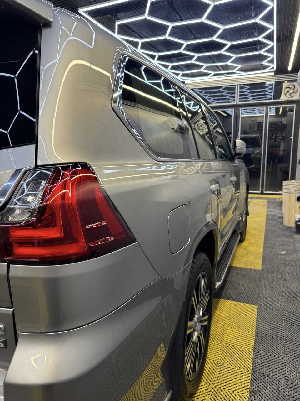 السلام عليكم
للبيع لگزس 2019 
لون مميز بريم اصل داخل مشمشي
كفالة عامة 
ماشيه94 الف قابل للزياده
دواخل جديده استخدام شخصي 
السعر 74 الف دولار و بيها مجال 
للاستفسار***********📞☎️
