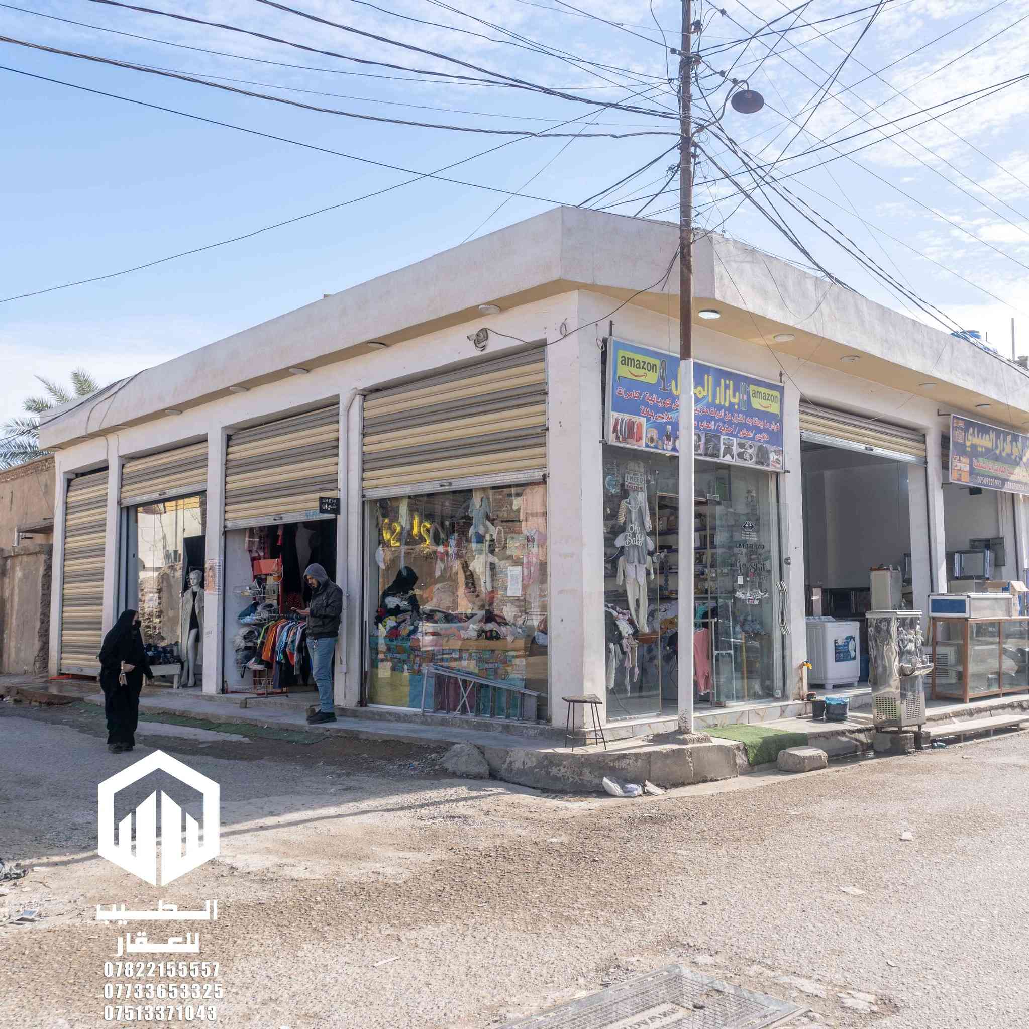 محلات للبيع 

في النزيزة قرب كراج النزيزة نافذ على شارع الحديقة العامة 

مساحة : 139

154 واقع حال

سند صرف بإسم شخص واحد

ايجار قديم مليون 

5 محلات ومحلين كبار

2.5 على المتر

عرض بيع عمارة تجارية 

الموقع: في النزيزة قرب كراج النزيزة، نافذ على شارع الحديقة العامة.

المساحة: 139 م² (سند)، و 154 م² (واقع حال).

نوع الملكية: ملك صرف (شخص واحد).

المشتملات: تتكون من 5 محلات اعتيادية + 2 محلات كبيرة.

الوارد الحالي: مليون دينار (إيجار قديم قابل للتعديل).

السعر: مليونين ونص 2.5 للمتر

للإستفسار مراجعة 

[#مكتب_الطيب_للعقار](https://web.facebook.com/hashtag/%D9%85%D9%83%D8%AA%D8%A8_%D8%A7%D9%84%D8%B7%D9%8A%D8%A8_%D9%84%D9%84%D8%B9%D9%82%D8%A7%D8%B1?__eep__=6&__cft__[0]=AZZKjF_FldzYYFQoHbfqqtqpS3GejUSldF5fCkLZKKs7gw-QNYucUO45KHQtvL6xKFKy6Gu5ZlQF8xtHO5IWKQCv4arQnWG10fSkMnOBM0zeNlAjyddaxDuT_fZFN84sdEYd6R2djCHwOcAEKqnS_mv9NlXRfnfm0yU6r_91PBkVL9xDlkGt8Q4G6tbSXV5WGvM&__tn__=*NK-R)

عنوان المكتب : مجاور مجمع الشفاء- مقابل دائرة الكهرباء

للاتصال : 

***********

***********

***********

[#عقارات_الفلوجة](https://web.facebook.com/hashtag/%D8%B9%D9%82%D8%A7%D8%B1%D8%A7%D8%AA_%D8%A7%D9%84%D9%81%D9%84%D9%88%D8%AC%D8%A9?__eep__=6&__cft__[0]=AZZKjF_FldzYYFQoHbfqqtqpS3GejUSldF5fCkLZKKs7gw-QNYucUO45KHQtvL6xKFKy6Gu5ZlQF8xtHO5IWKQCv4arQnWG10fSkMnOBM0zeNlAjyddaxDuT_fZFN84sdEYd6R2djCHwOcAEKqnS_mv9NlXRfnfm0yU6r_91PBkVL9xDlkGt8Q4G6tbSXV5WGvM&__tn__=*NK-R) [#عقارات_الانبار](https://web.facebook.com/hashtag/%D8%B9%D9%82%D8%A7%D8%B1%D8%A7%D8%AA_%D8%A7%D9%84%D8%A7%D9%86%D8%A8%D8%A7%D8%B1?__eep__=6&__cft__[0]=AZZKjF_FldzYYFQoHbfqqtqpS3GejUSldF5fCkLZKKs7gw-QNYucUO45KHQtvL6xKFKy6Gu5ZlQF8xtHO5IWKQCv4arQnWG10fSkMnOBM0zeNlAjyddaxDuT_fZFN84sdEYd6R2djCHwOcAEKqnS_mv9NlXRfnfm0yU6r_91PBkVL9xDlkGt8Q4G6tbSXV5WGvM&__tn__=*NK-R) [#استثمار](https://web.facebook.com/hashtag/%D8%A7%D8%B3%D8%AA%D8%AB%D9%85%D8%A7%D8%B1?__eep__=6&__cft__[0]=AZZKjF_FldzYYFQoHbfqqtqpS3GejUSldF5fCkLZKKs7gw-QNYucUO45KHQtvL6xKFKy6Gu5ZlQF8xtHO5IWKQCv4arQnWG10fSkMnOBM0zeNlAjyddaxDuT_fZFN84sdEYd6R2djCHwOcAEKqnS_mv9NlXRfnfm0yU6r_91PBkVL9xDlkGt8Q4G6tbSXV5WGvM&__tn__=*NK-R) [#محلات_للبيع](https://web.facebook.com/hashtag/%D9%85%D8%AD%D9%84%D8%A7%D8%AA_%D9%84%D9%84%D8%A8%D9%8A%D8%B9?__eep__=6&__cft__[0]=AZZKjF_FldzYYFQoHbfqqtqpS3GejUSldF5fCkLZKKs7gw-QNYucUO45KHQtvL6xKFKy6Gu5ZlQF8xtHO5IWKQCv4arQnWG10fSkMnOBM0zeNlAjyddaxDuT_fZFN84sdEYd6R2djCHwOcAEKqnS_mv9NlXRfnfm0yU6r_91PBkVL9xDlkGt8Q4G6tbSXV5WGvM&__tn__=*NK-R) [#النزيزة](https://web.facebook.com/hashtag/%D8%A7%D9%84%D9%86%D8%B2%D9%8A%D8%B2%D8%A9?__eep__=6&__cft__[0]=AZZKjF_FldzYYFQoHbfqqtqpS3GejUSldF5fCkLZKKs7gw-QNYucUO45KHQtvL6xKFKy6Gu5ZlQF8xtHO5IWKQCv4arQnWG10fSkMnOBM0zeNlAjyddaxDuT_fZFN84sdEYd6R2djCHwOcAEKqnS_mv9NlXRfnfm0yU6r_91PBkVL9xDlkGt8Q4G6tbSXV5WGvM&__tn__=*NK-R) [#عمارة_تجارية](https://web.facebook.com/hashtag/%D8%B9%D9%85%D8%A7%D8%B1%D8%A9_%D8%AA%D8%AC%D8%A7%D8%B1%D9%8A%D8%A9?__eep__=6&__cft__[0]=AZZKjF_FldzYYFQoHbfqqtqpS3GejUSldF5fCkLZKKs7gw-QNYucUO45KHQtvL6xKFKy6Gu5ZlQF8xtHO5IWKQCv4arQnWG10fSkMnOBM0zeNlAjyddaxDuT_fZFN84sdEYd6R2djCHwOcAEKqnS_mv9NlXRfnfm0yU6r_91PBkVL9xDlkGt8Q4G6tbSXV5WGvM&__tn__=*NK-R)
