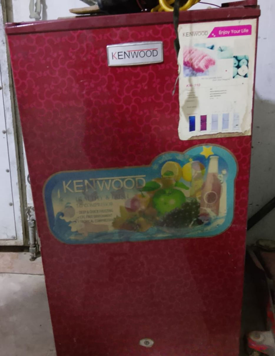 للبيع سبلت 2 طن و ثلث شغال و نظيف حتى الغاز بي سعرة 250 الف و ثلاجة صغيرة شغالة سعرها 60 الف مكاني بغداد الشعب ***********
