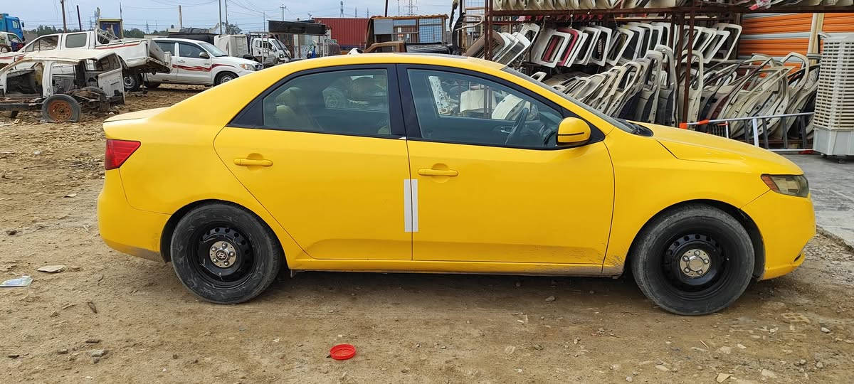 السلام عليكم فورتي وارد امريكي 2013
مكينه 2000 حادثه بلجنطه 
السعر 92بيهه مجال للشراي 
للاستفسار ***********
