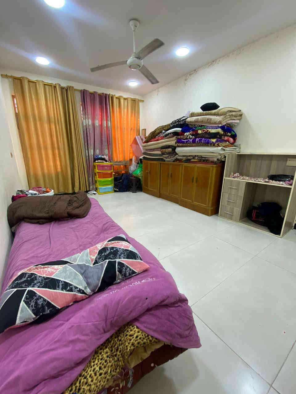 بيت للبيع حديث  مساحه 80 متر اربع غرف نوم +ثلاث حمامات الموقع شارع جامع الاقصى نفسه السعر 385مليون وبي مجال بسيط موقع مرتب للاستفسار :***********
