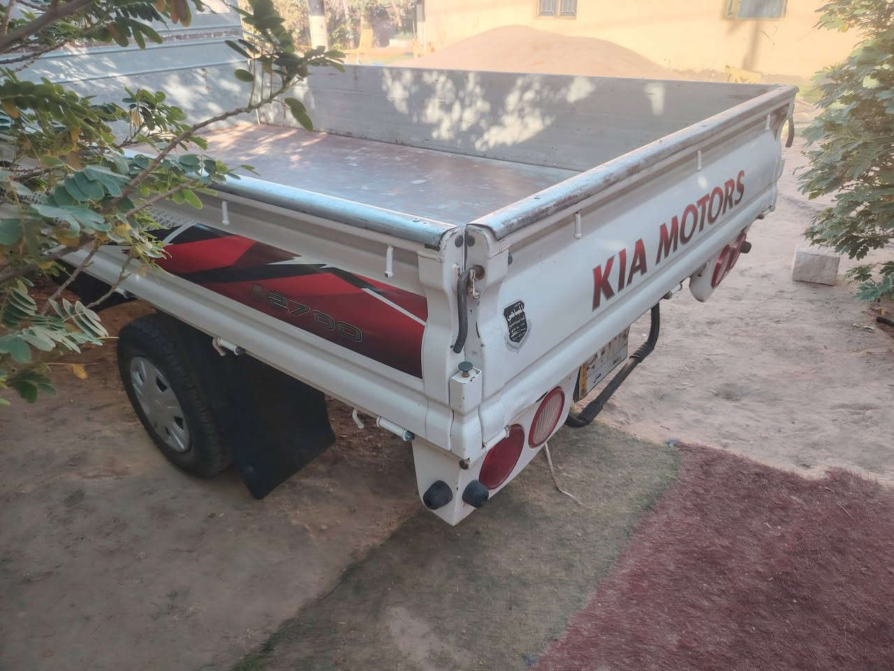 كيا موديل ١٨ جديده مكفوله من الضربه والصبغ محرك جديد سياره جاهزه السعر ١١٥ المكان الديوانيه اتصال *********** والأسيا ***********
