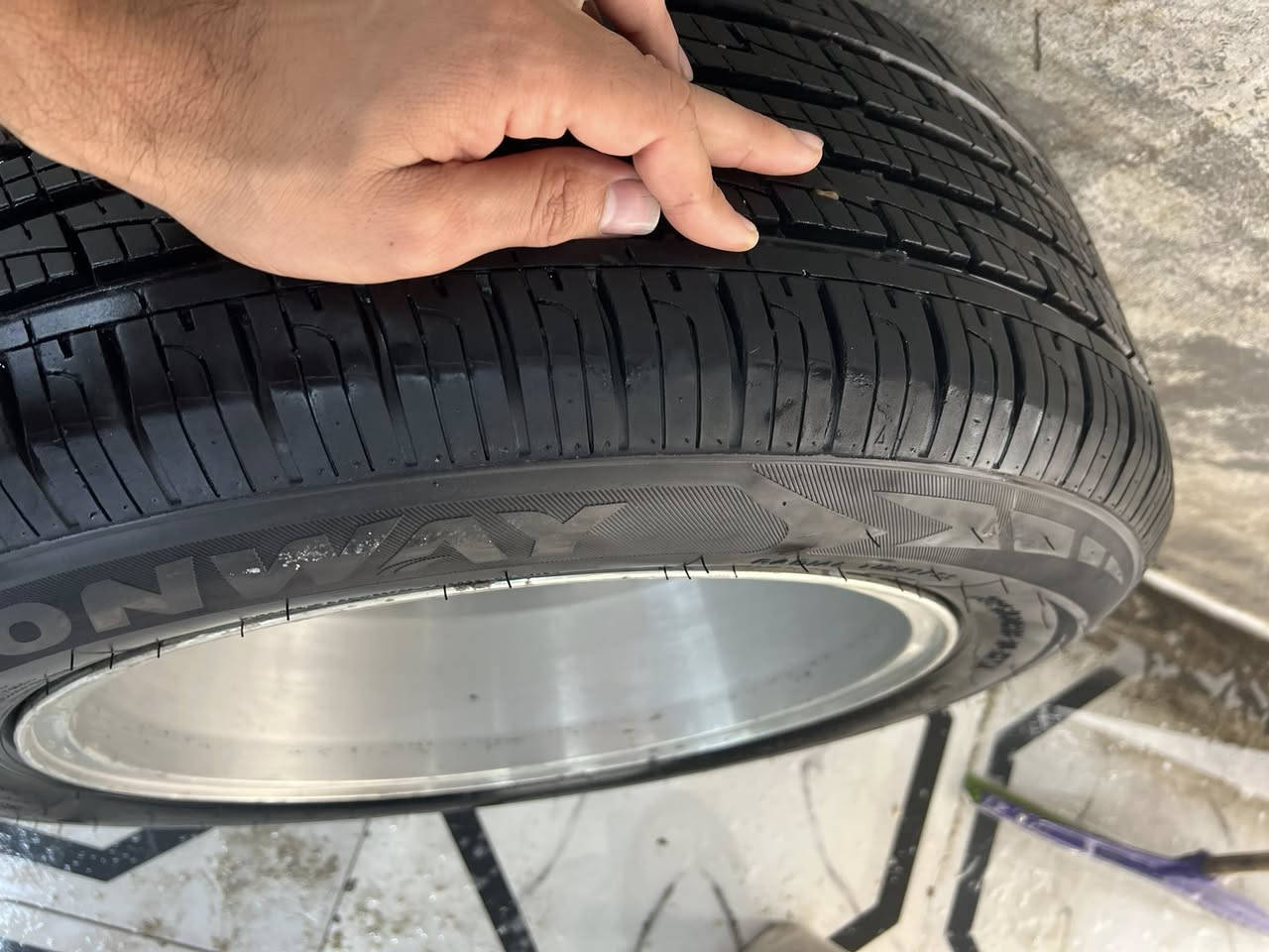 ويل مكسيكي اصلي شرط18
جديد كلش شرط زيرو هو وتخم تاير 
مكفول من كلشي لا زلوغ ولا تصليح ولا عواج ولا اي شي 
جديد كلش كلش
لبيع او مراوس بويل 20 موزه فقط 
سعر 8$  مكاني البصره القرنه 
***********
