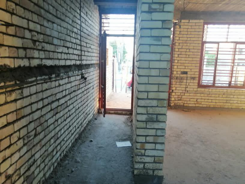 سلام عليكم للبيع بيت هيكل في الدورة شارع 60 فرع الميكانيك 4 دكاكين مساحة 150 متر واجهة 7.5 نزال 20 البيت تجاري جاهز مي ومجاري وكهرباء مرتفع عن الشارع يتكون من غرفتين نوم حمام وصالة ومطبخ البيت جدا نفه من الداخل احلا من الصورة 
اخوان (البيت تجاري) 

لمعرفة السعر والتفاصيل الاتصال على الرقم
***********
