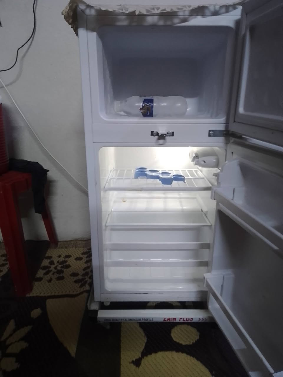 ثلاجه للبيع نستخدمه قليل جدا السعر 100 الف قفل
رقم الهاتف ***********
