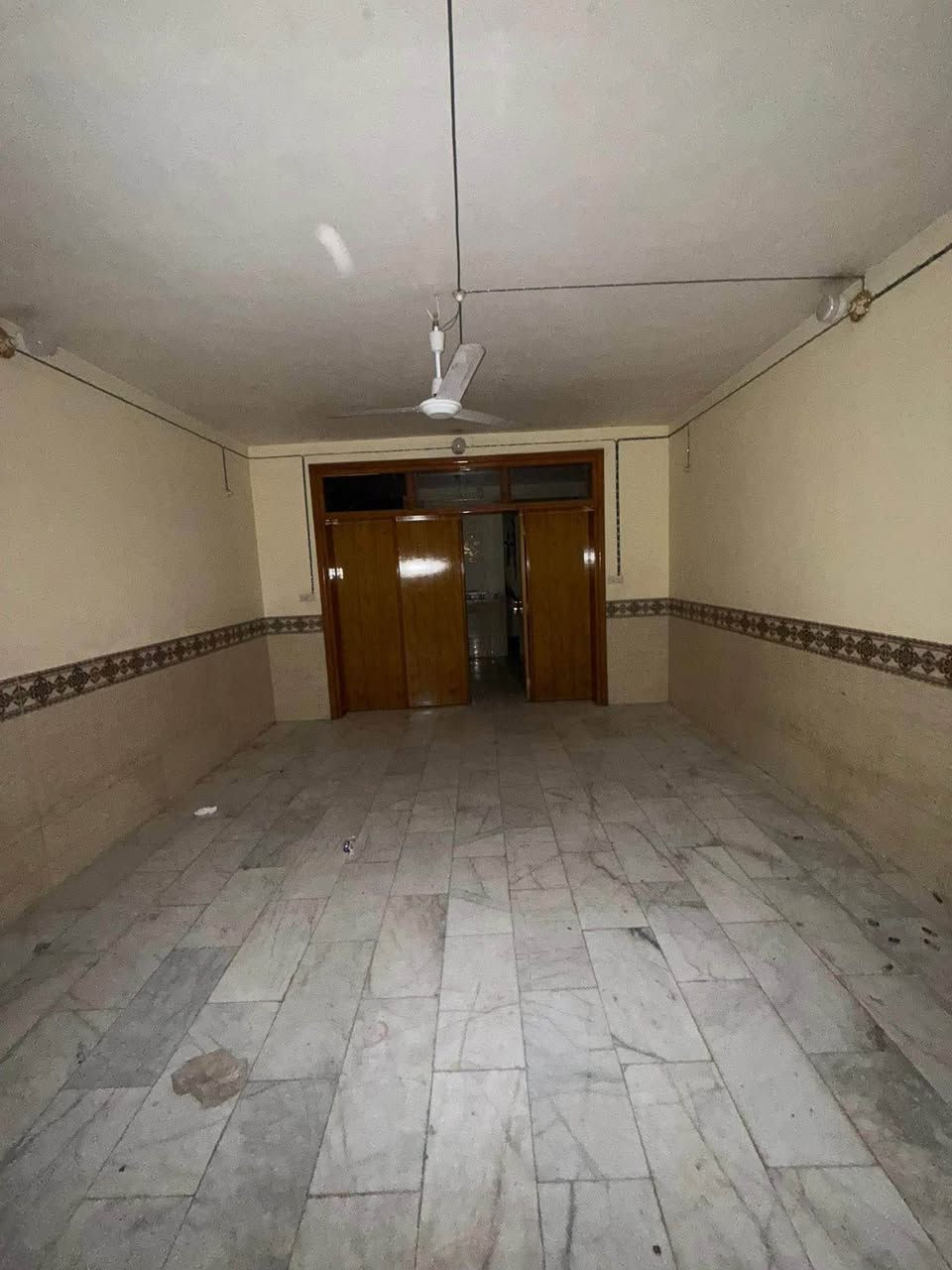 هذا البيت لرهان او الايجار 
٢٠٠متر بحي العداله خلف شارع الجنسيه 
طابق واحد ٢غرف نوم 
جداً نضيف 

للاستفسار مراجعة مكتب الدر او إلاتصال 
*********** 
يتوفر واتساب النجف, العراق
