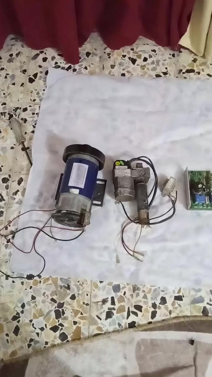 السلام عليكم قطع غيار جهاز جري وجهاز طحن السعر خاص أو اتصل ***********
