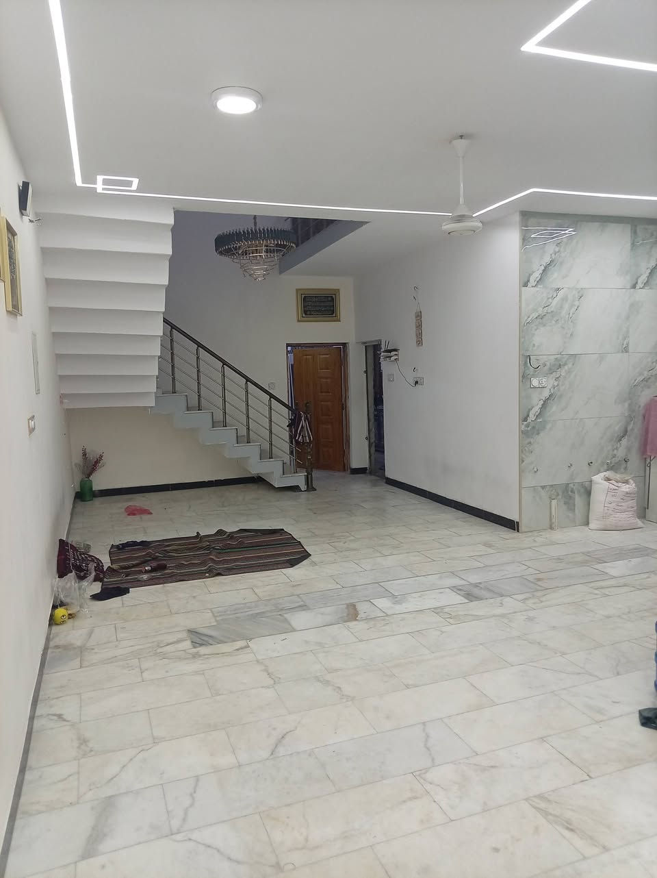 السلام عليكم بيت ١٢٥ متر بالكفائات السيديه يحتوى على ثلاث غرف نوم والرابعه مخزن +صاله كبيره من ضمنها مطبخ بارد شارع كنانه قرب مدرسة صادق الجبوري للاتصال ***********
