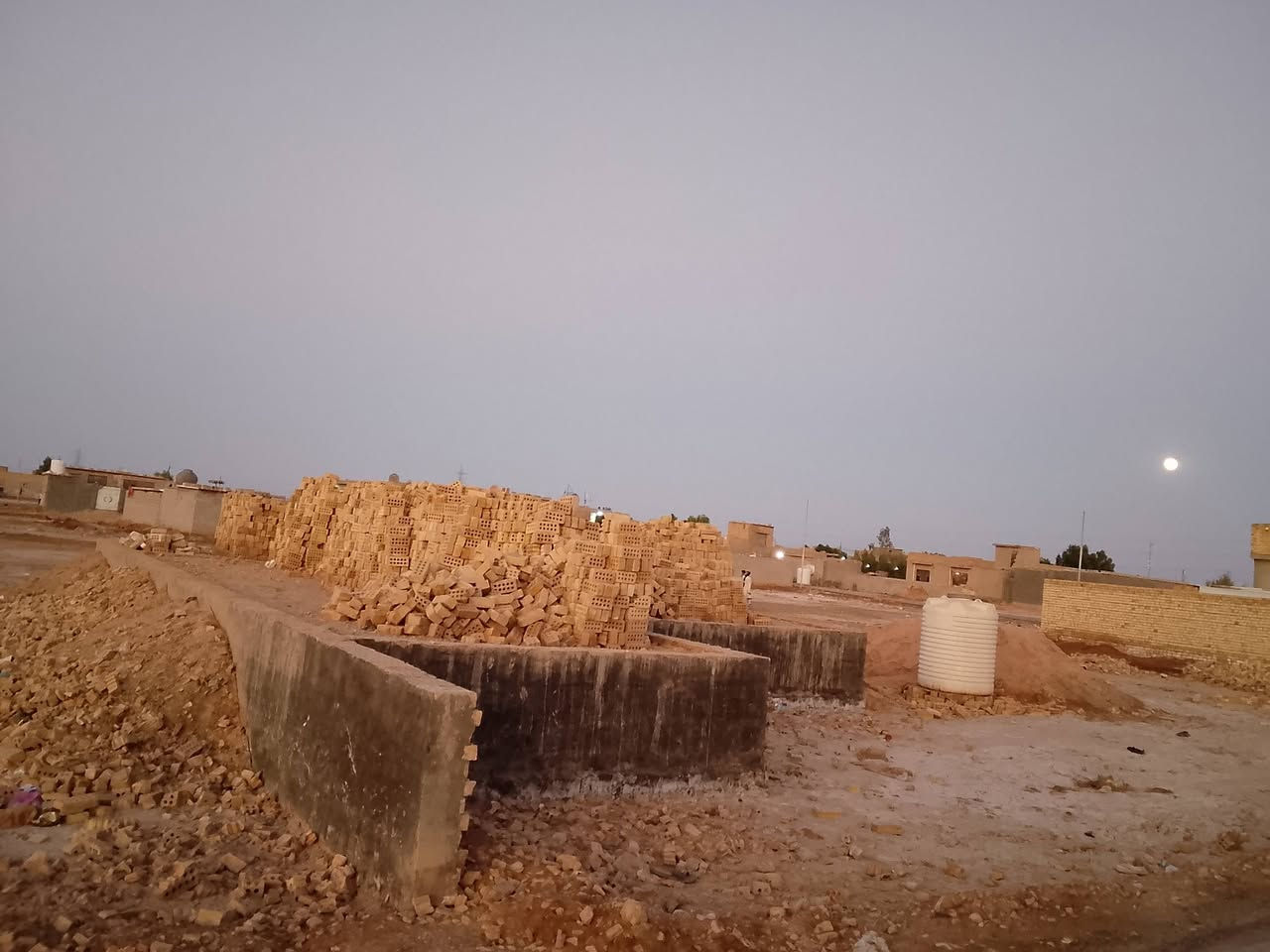 السلام عليكم بتلو للبيع المساحه الكليه 350 البتلو 180 وقطعه 170  خلف مدرسه الرياحين ويا اربع دبلات طابوق الاتصال على رقم الولد ‏‪***********‬‏
