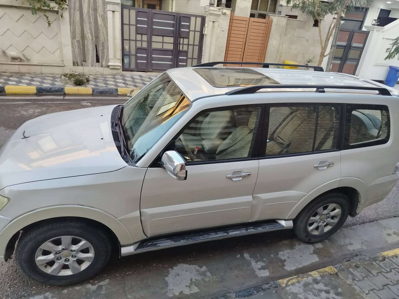 للبيع باجيرو 2010 حبتور كامل واصفات مكفوله كفاله عامه من ظربه وصبغ ومحرك وكير ٧راكب تبريد وتفه خير من الله رقم بغداد النكليزي مشروع وطني مداور ثاني يوم كشنات كهربائيه شاشه كامره حساسات وللتوظيح سياره جديده ومماشيه والسعر ستفسار على الرقم ***********
