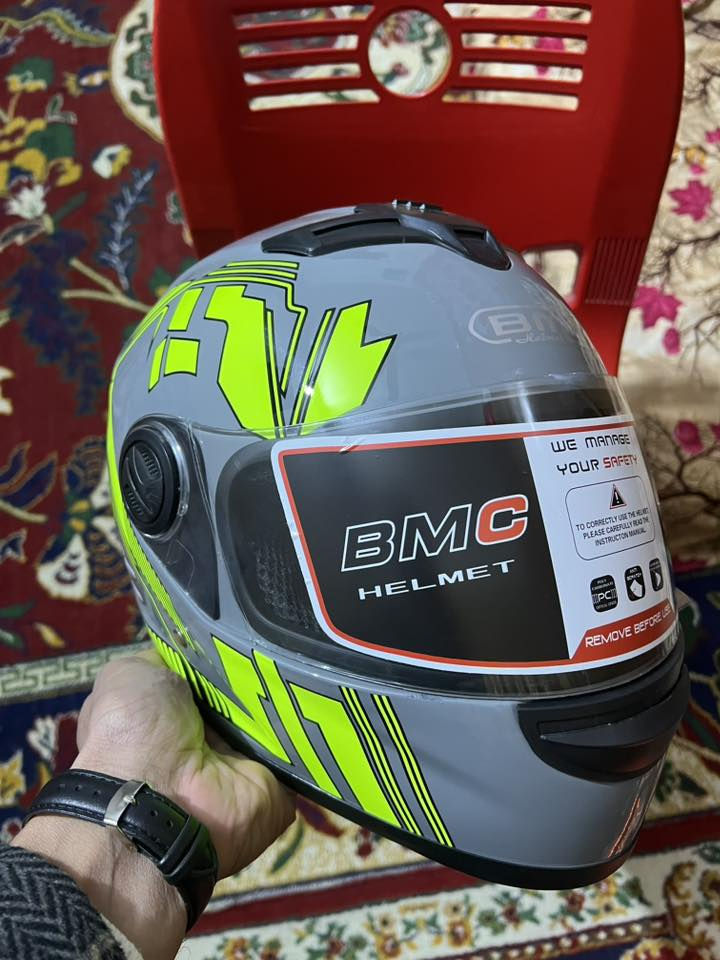 خوذة دراجة مع سماعة جديده ابدأ ما مسعمله سعر 40 
رقم ***********
