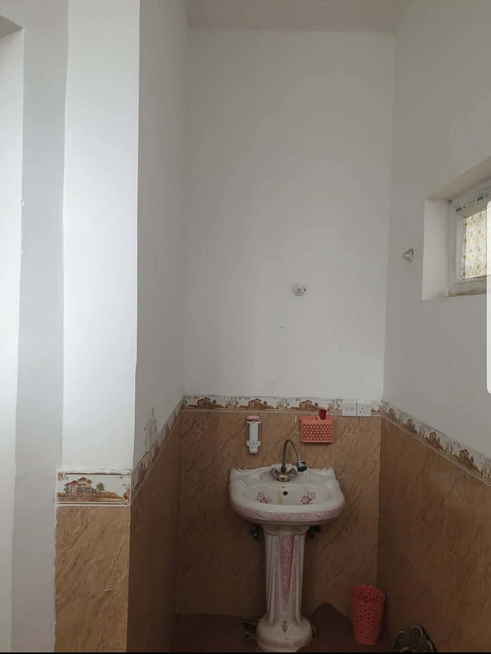 دار للبيع في حي الفارس 200 متر ثاني بيت عن الركن مقابل حديقة بداية حي الفارس قرب محطة وقود الفارس موقع جيد جدا طابق واحد غرفتين واستقبال وصاله ومطبخ جبير صحيات داخلية وخارجيه والطابق الثاني غرفتين الأماميات مهيكلات فقط بدون سقف ما كامل الطابق الثاني السعر 200 مليون للاستفسار الاتصال على الأرقام غير متواجد على الفيس 
***********
                     ***********
