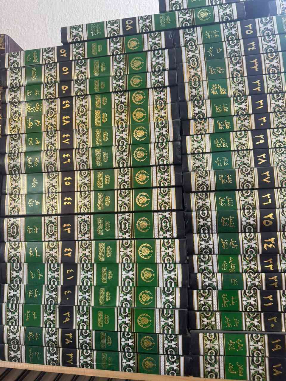 عرض خاص 500 معه التوصيل❤️

58 مجلد

موسوعة الفقه الإسلامي طبقًا لمذهب أهل البيت (عليهم السلام)
تُعدّ موسوعة الفقه الإسلامي طبقًا لمذهب أهل البيت من أضخم المشاريع العلمية والفقهية المعاصرة في المدرسة الإمامية، حيث جمعت أبواب الفقه الإسلامي كافة وفق منهج علمي استدلالي يعتمد على القرآن الكريم والسنة الشريفة وروايات أهل البيت (عليهم السلام) والإجماع والعقل.
تهدف الموسوعة إلى تقديم الفقه الإمامي بصورة متكاملة ومنظمة، مع عرض المسائل الفقهية المختلفة وأدلتها ومناقشة آراء الفقهاء المتقدمين والمتأخرين، مما يجعلها مرجعًا مهمًا للباحثين وطلبة العلوم الدينية وأساتذة الحوزات العلمية.
أهم مميزات الموسوعة:
شمولية الموضوعات: تغطي جميع أبواب الفقه من الطهارة والصلاة والصوم والزكاة والخمس والحج، وصولًا إلى المعاملات والقضاء والحدود والأحكام الاجتماعية والاقتصادية.
الاستدلال العلمي: تعتمد على الأدلة التفصيلية من القرآن الكريم والأحاديث الشريفة مع مناقشة الروايات سندًا ودلالة.
المقارنة الفقهية: تعرض آراء كبار فقهاء الإمامية وتناقش وجوه الاختلاف والترجيح بينها.
المنهج الأكاديمي: تمتاز بالتبويب الدقيق والتنظيم العلمي الذي يسهّل الوصول إلى المسائل والأحكام.
خدمة الباحثين: تُعد مصدرًا ثريًا للبحوث الفقهية والدراسات الإسلامية المتخصصة.
محتويات الموسوعة:
تشتمل على عشرات المجلدات التي تتناول:
العبادات.
المعاملات المالية.
الأحوال الشخصية.
القضاء والشهادات.
الحدود والتعزيرات.
المسائل المستحدثة والمعاصرة.
القواعد الفقهية والأصول المرتبطة بالاستنباط.
أهمية الموسوعة:
تمثل الموسوعة خلاصة قرون من التراث الفقهي الإمامي، وتُعدّ جسرًا يربط بين التراث الفقهي الأصيل ومتطلبات العصر الحديث، إذ توفر للقارئ والباحث مادة علمية موثقة ومفصلة تساعد على فهم الأحكام الشرعية وفق مدرسة أهل البيت (عليهم السلام).
كتاب لا غنى عنه للمكتبات الدينية، وطلبة الحوزة العلمية، والباحثين في الفقه الإسلامي، لما يحتويه من ثروة علمية وفقهية واسعة تعد من أهم الإنجازات الموسوعية في العصر الحديث.


**إذا كنت صاحب هذا الإعلان وتريد حذفه لأي سبب، رجاءا أرسل رسالة إلى الدعم الفني**