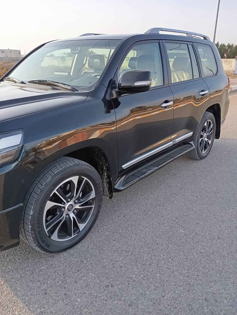 للبيع لاندكروز موديل 2019 ساز باب اول واحد على واحد 6سلندر رقم بغداد ماشيه 86 الف حقيقي  السعر 52$ الف دولار يعني خمس دفاتر وعشرين ورقه وبيه مجال السياره مكفوله كفاله عامه من صبغ وتبديل وفتح جديده جدا بمعنى الكلمه مكان السياره الرمادي رقم الهاتف ***********
