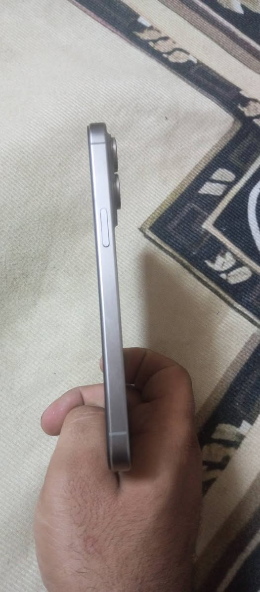 سلام عليكم ايفون 15 برو ماكس شرق أوسط الجهاز مبدل شاشه وبطاريه 100 ذ 256 الجهاز نضيف حيل كارتونه سعر 700 وبي مجال بسيط مكان بغداد حي اور *********** / ***********
