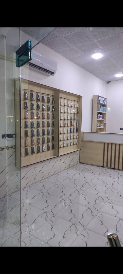 سلام عليكم ورحمة الله وبركاتة 
اخواي يوجد عارضات وفاترينات للبيع عده الغراض السفسار ***********  بي واتساب
