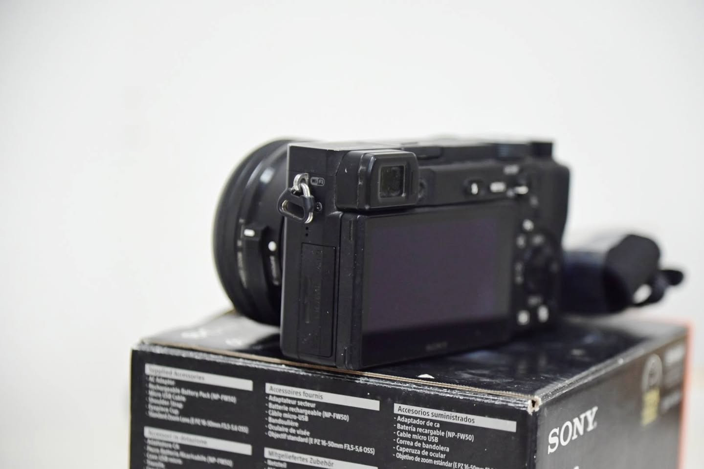 لكل عشاق التصوير وصناع المحتوى، كاميرا Sony a6400 غنية عن التعريف بأدائها الاحترافي وفوكسها الخرافي، متوفرة الآن بكامل ملحقاتها الأصلية وبحالة ممتازة جداً.

​📦 الملحقات المتوفرة مع الكاميرا:

​العدسة: عدسة الكيت الأصلية (Kit Lens).

​الملحقات الأساسية: الكارتونة الأصلية + حزام الكاميرا (جديد وغير مستخدم).

​الإضافات: بطارية ثانية احتياطية مجاناً (تفيدك بجلسات التصوير الطويلة).

​✨ حالة الجهاز:

​نظافة 100% (مثل ما موضح بالصور).

​الكاميرا بحالة ممتازة جداً ومامفتوحة أو مصلحة نهائياً.

​📞 للإستفسار ***********
