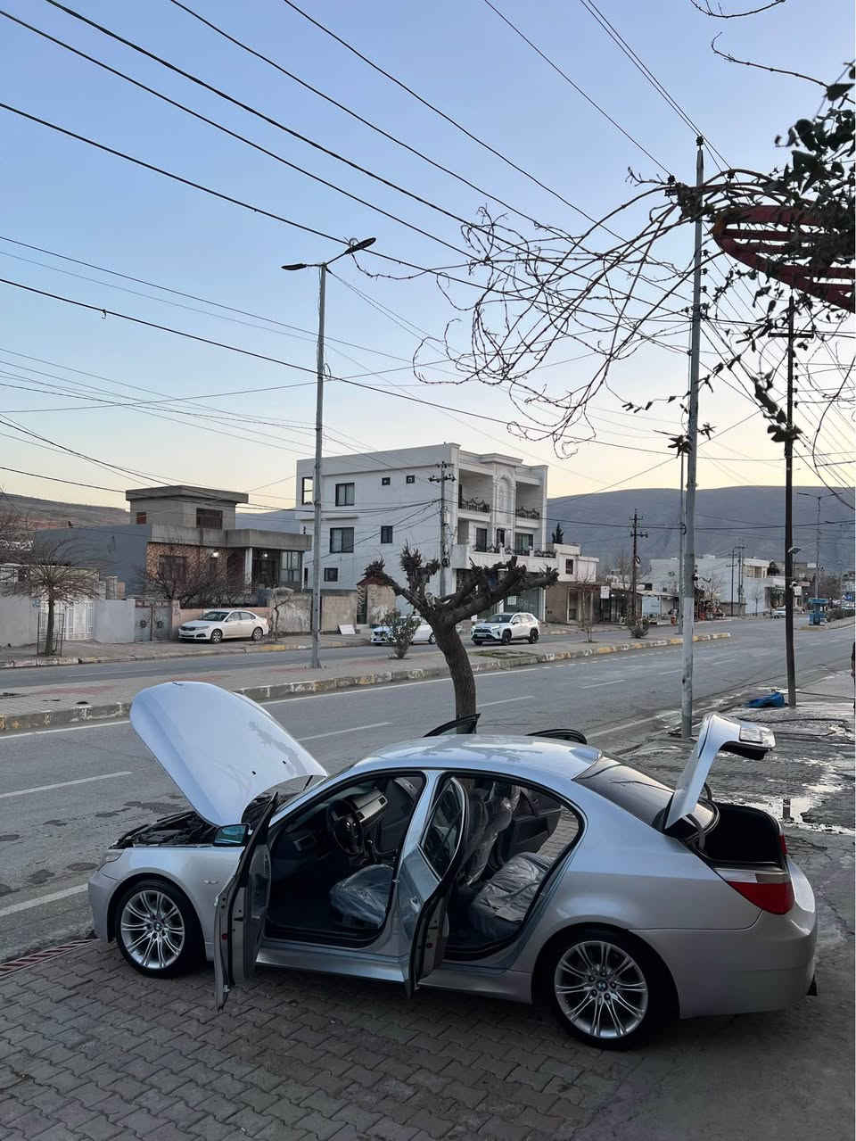 BMW 
مۆدێل 2005 
مەکینە 530 
مەنەفێست ئەسڵێ پاکانە مرور غڕامە بەشەرت 
مەکینە گێڕ بەشەرت 
دەعامی بۆ دەعامی بەشەرت 

نرخ ___85 وەڕەقە معملە 
***********
*********** سوران, أربيل
