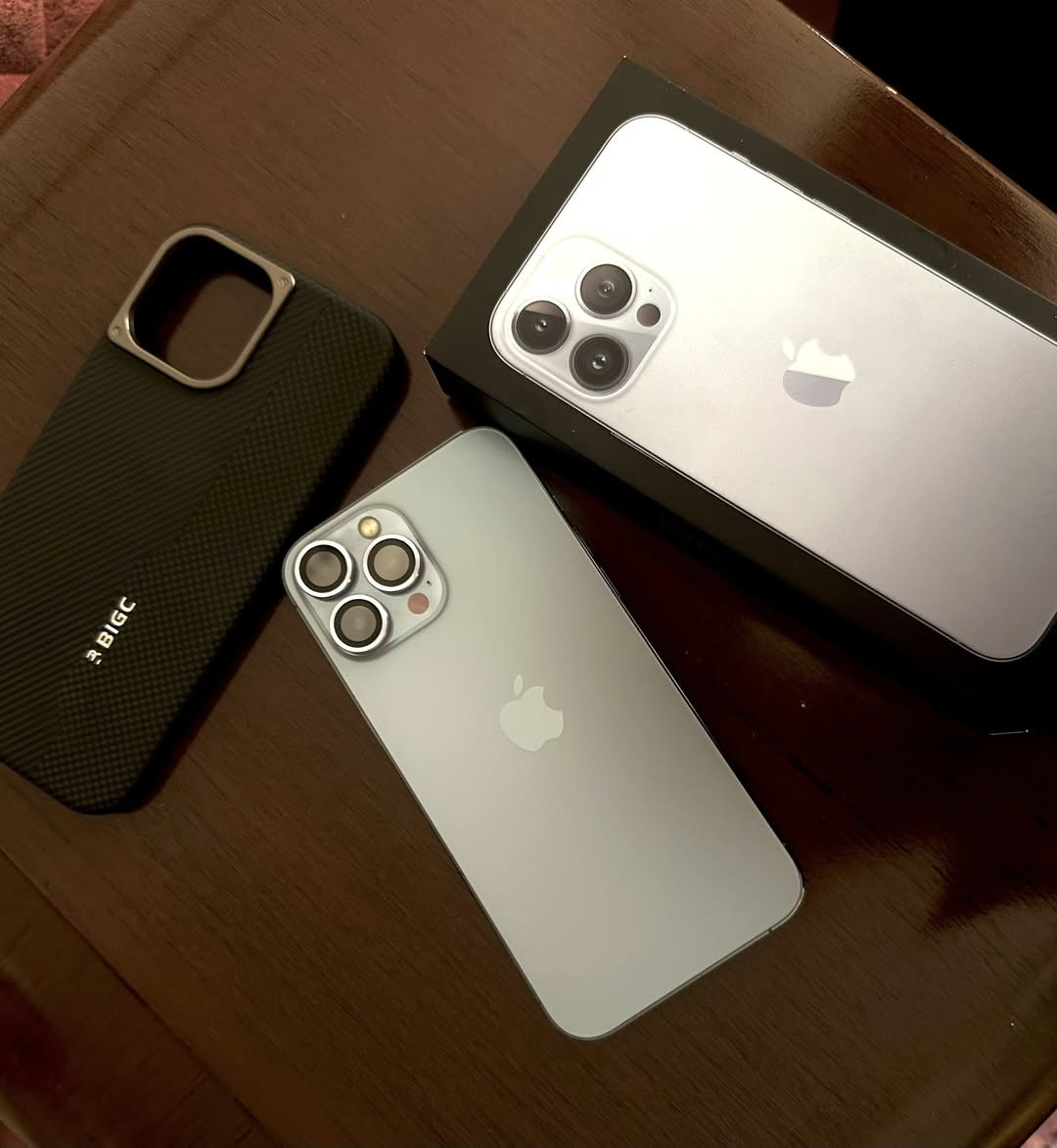 ايفون 13 pro max
ازرق بحري لون مميز 
بطارية 85%
ذاكرة 256GB
جهاز نضيف جداً مابي اي خلل ولا اي عطل و ما مبدل الة اي قطعة 
يجي وياه كفرين و لزكة شاشة و لزكات كاميرا كلهن اصليات 
السعر 660 قفل
للتواصل ***********
