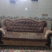 تخم 10 مقاعد بي ضرر بصيط الرجل وحدة من القنفات مكسورة وشك بصيط بالدوشم...