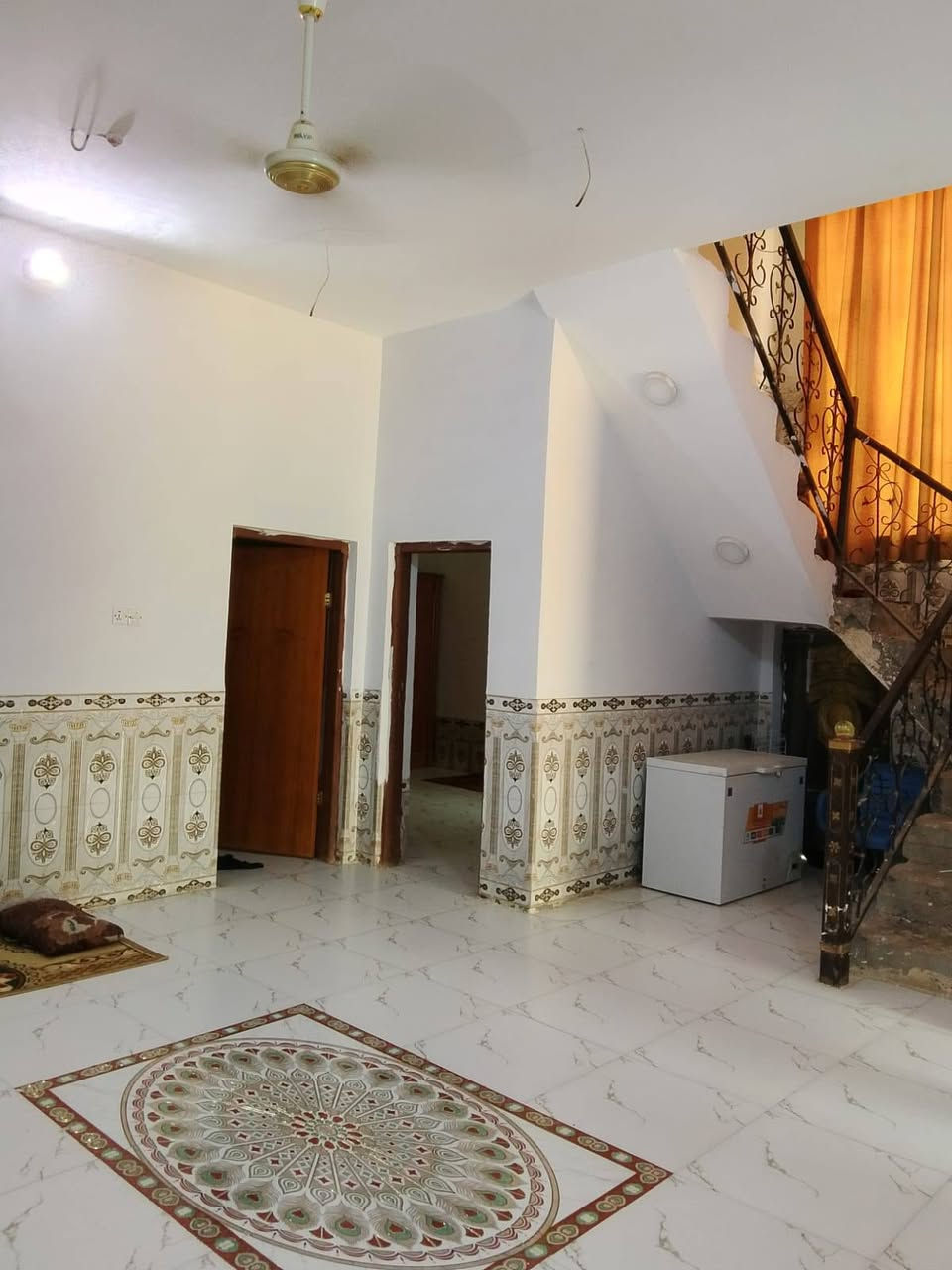 سلام عليكم بيت للبيع بشطره يم لمعارض مال سيارات فرع مولده يبعد عن شارع 50 متر بيت جاهز عل اخر حبايه سكف كونكريت بنا طابوك متكون من غرفتين وصاله ومطبخ ودوانيه مساحته 200 سعر مناسب رقم راعيه ***********
