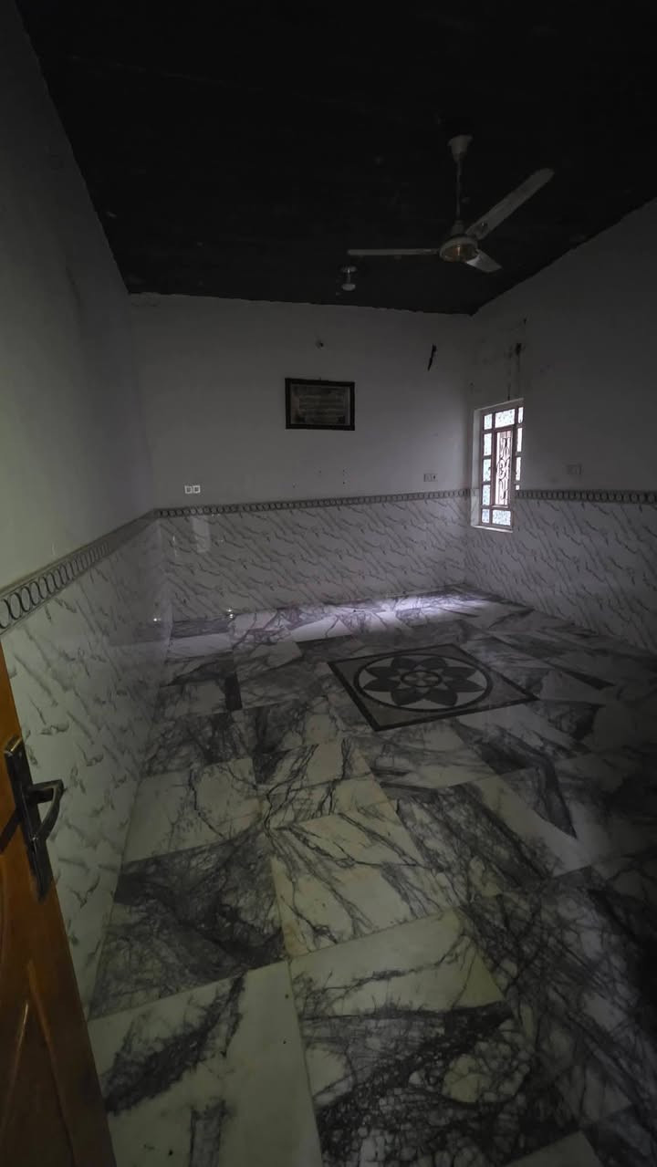 #اسعد_الله_اوقاتكم_بكل_خير ⁉️👋
دار اللايجار 
هاتف ☎️ ***********☎️

العنوان البهادرية نزلت بني سأله 
موقع كلش حلو 

#يحتوي البيت على غرفتين٢ منام كبار 
وديوانية 
ومطبخ وصالة 
وصحيات داخلي وخارجي 

شارع 10م 
جميع الخدمات متوفرة ماء كهرباء مدارس نت تبليط مجاري 
#السعر ((350الف قفل ))
☎️(***********))☎️
