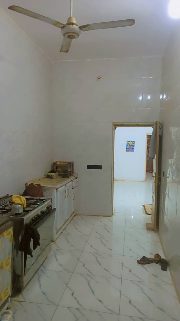 البيت للبيع طابو زراعي سند 25 مشمول بل تطويب جهته الحظاره خلف مديرين المخدرات مساحت الدار 130متر أساس كونكريت وسقف شيلمان أعله بيت في الشارع  12متر يتكون البيت من استقبال ومطبخ وصاله وغرفه وحمامات خارجيه وداخليه ومنور رضيت البيت بورسلين مطبخ سيراميك بالكامل السعر 35 مليون وبيه مجال التواصل ***********
