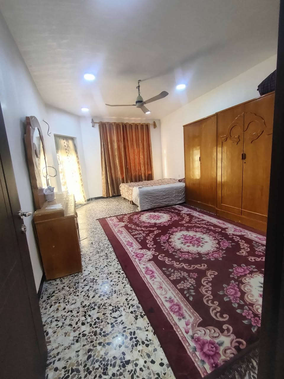 بيت في مجمع الزهراء السكني ثلاثه غرف نوم فول واستقبال ثلاث مجمع صحيات حديقه اماميه وحديقه خلفيه كراج سياره هذا رقمه بالبيت ***********
