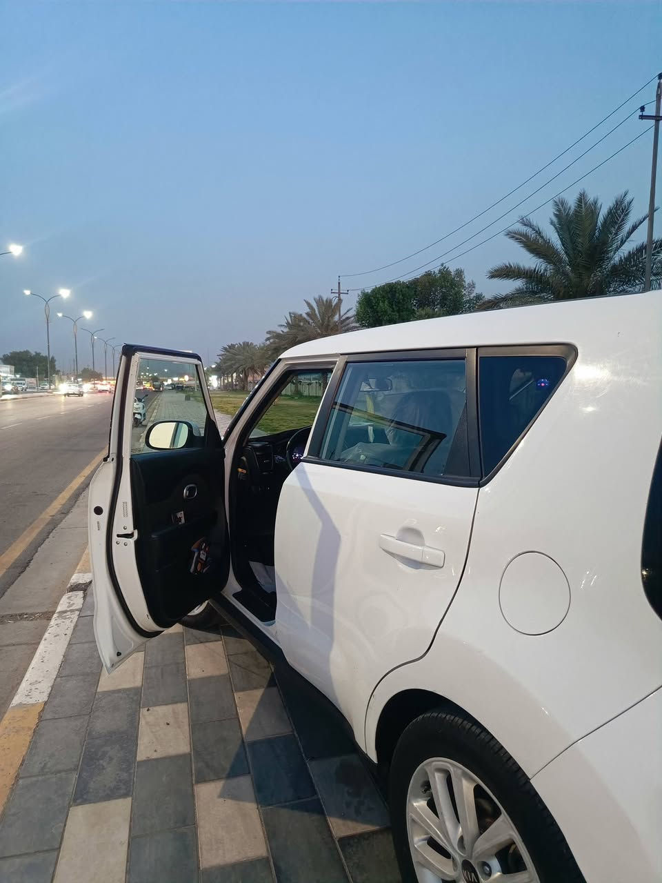 سلام عليكم
كيا سول 2018 
مكينه 1600 GD
نضيفه السياره كلش 
وارد امريكي باب الصندوك الضرر مالتها مصلح 
والباب الخلفي يرادله بارد خفيف الدعامين الخلفيه مصبوغه للجماليه ماشيه 80 الف استخدام قليل نضيفه مرتبه سعرها 135  يعني دفتر و 35 ورقه وبيها مجال حق الجيه مكان السياره بغداد . بلديات 
***********
