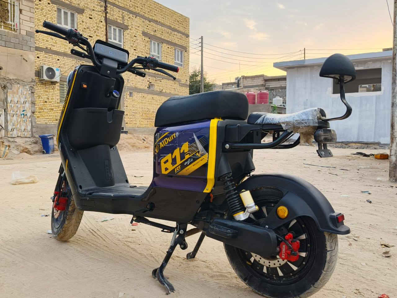 السلام عليكم دراجه R11  مديل 2025 البطاريه 32 امبير السرعه الحقيقي 80 دراجه نضيفه كلش اريد ابيعها محتاج السعر 600 وبيها مجال قليل التواصل *********** واتساب أو فيس
